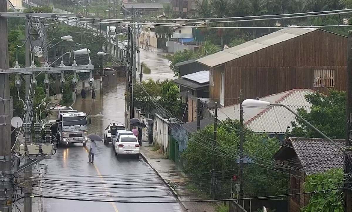 Foto mostra chuva em Santa Catarina.
