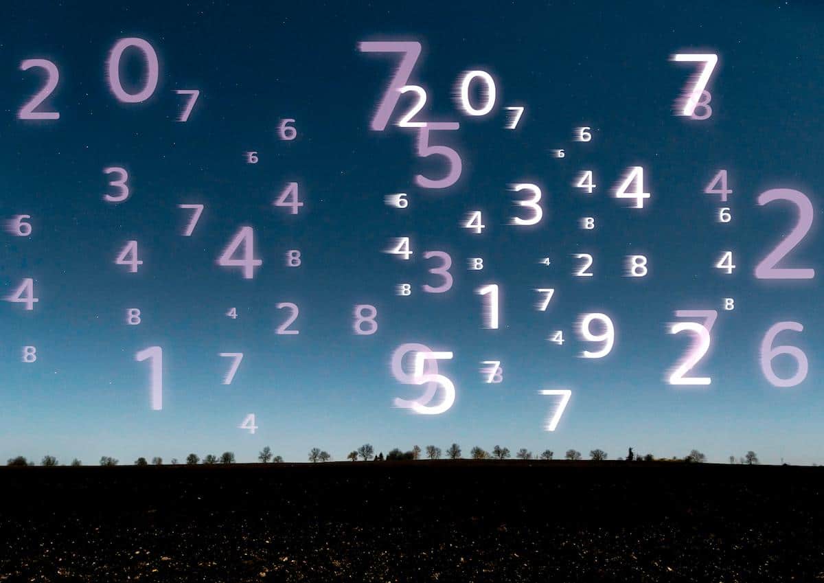 Foto mostra representação artística de diversos números flutuando no céu, em um horizonte. Imagem ilustrativa dos números da sorte de cada signo.