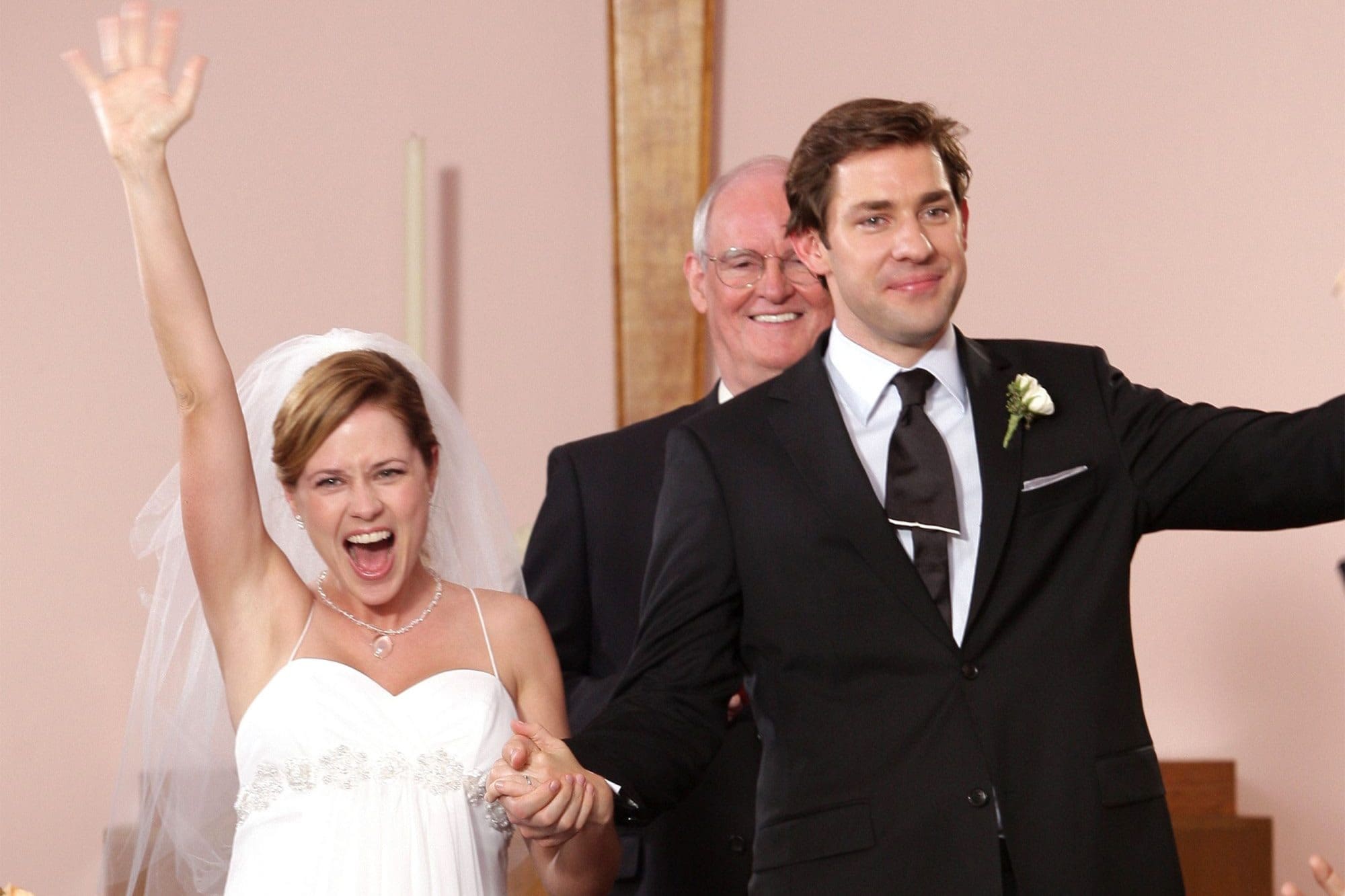 Na imagem, cena da série The Office, onde Jim e Pam se casam