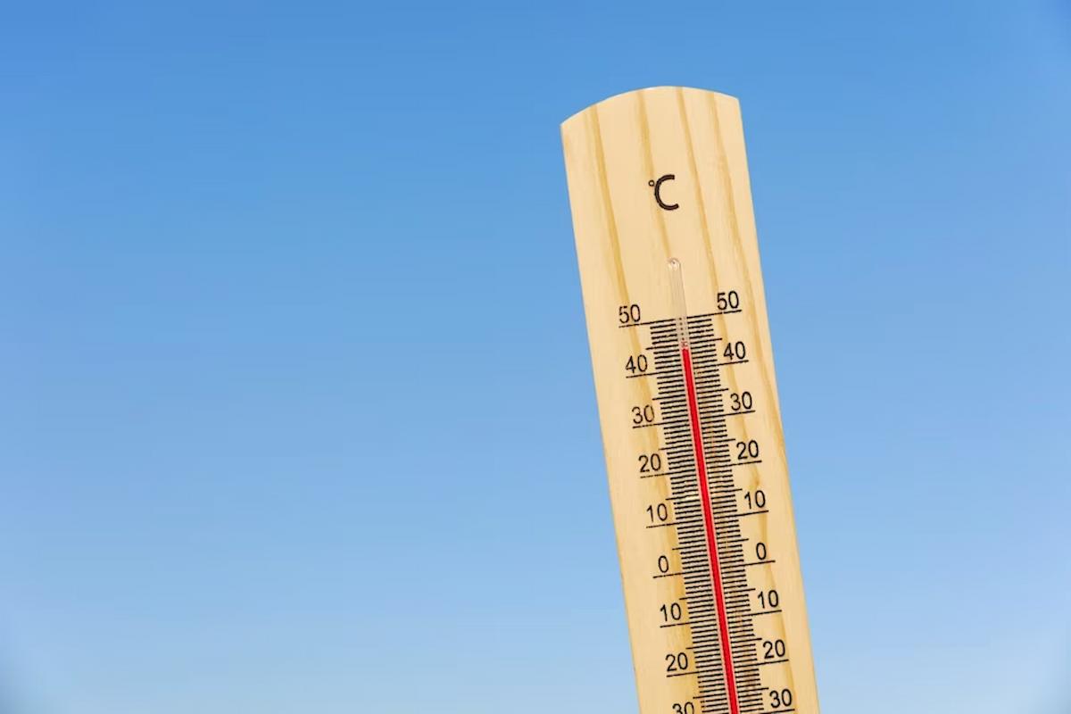 Foto mostra termômetro marcando altas temperaturas.