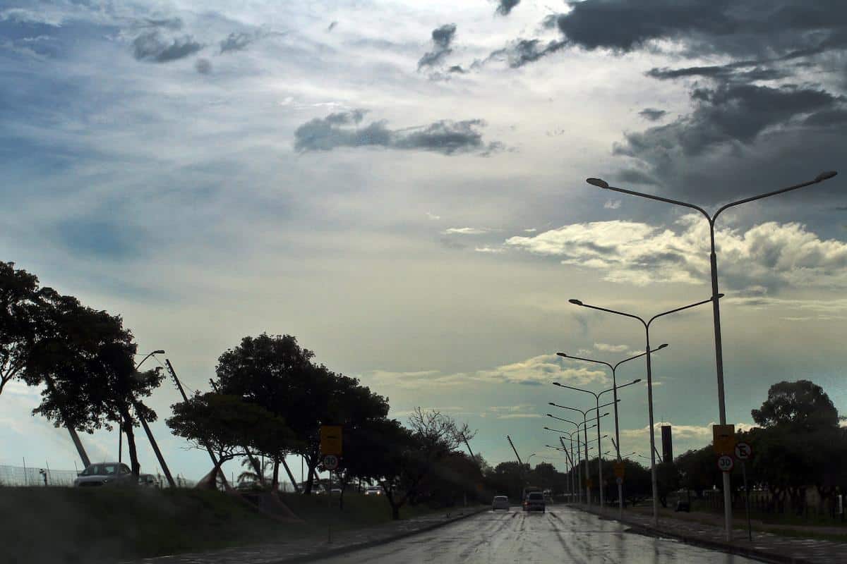 Foto mostra rua de Porto Alegre, com tempo nublado.