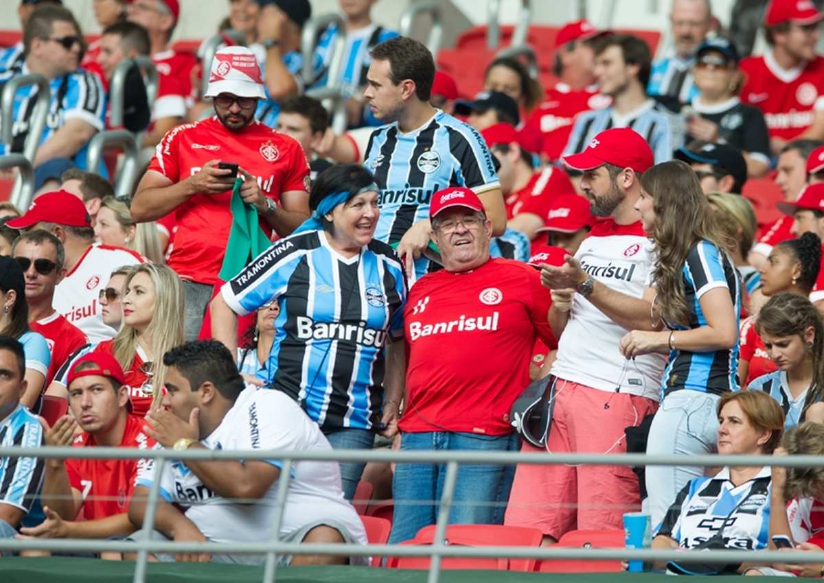 Foto mostra torcedores do Grêmio e do Inter.