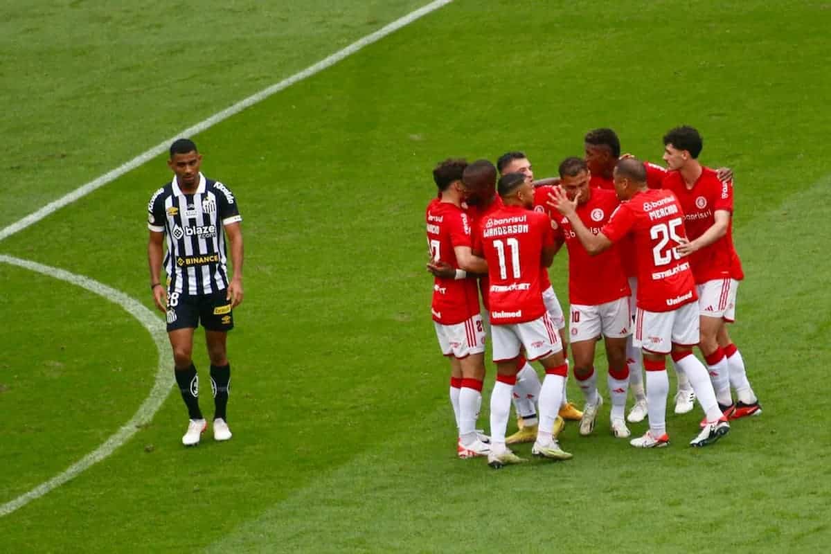 Jogadores do Inter comemoram goleada sobre o Santos