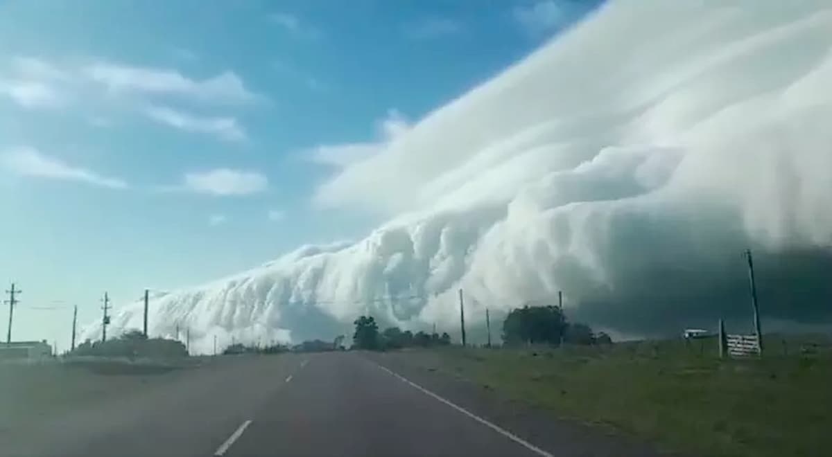 Imagem mostra Tsunami de nuvens.