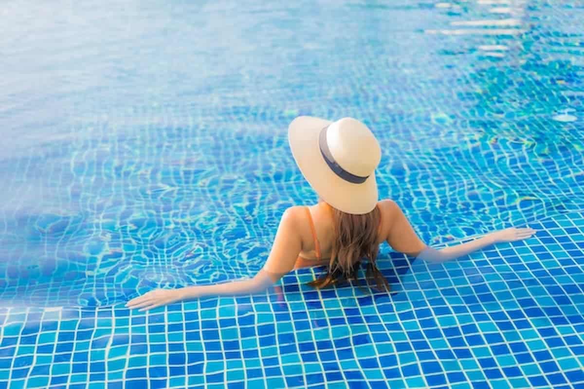 Imagem mostra mulher em piscina.