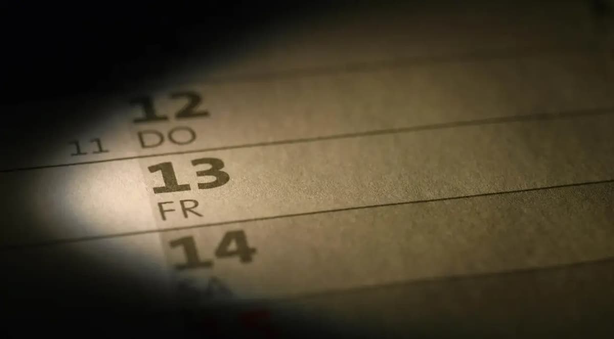 Imagem mostra calendário, especificamente uma sexta-feira 13.