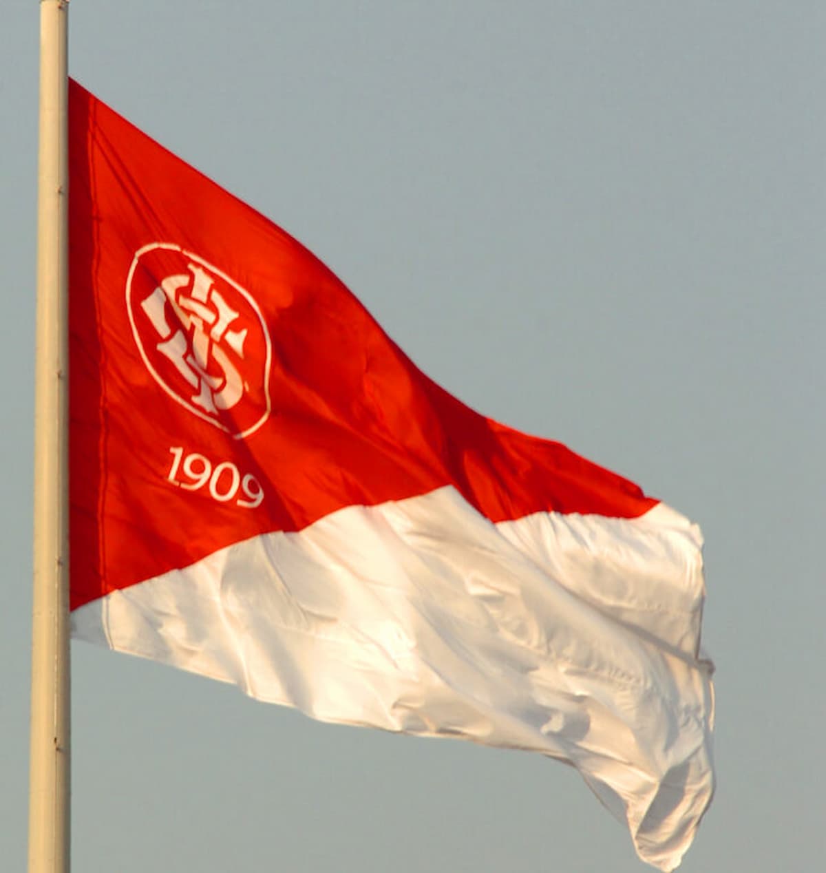Bandeira do Inter erguida em mastro.